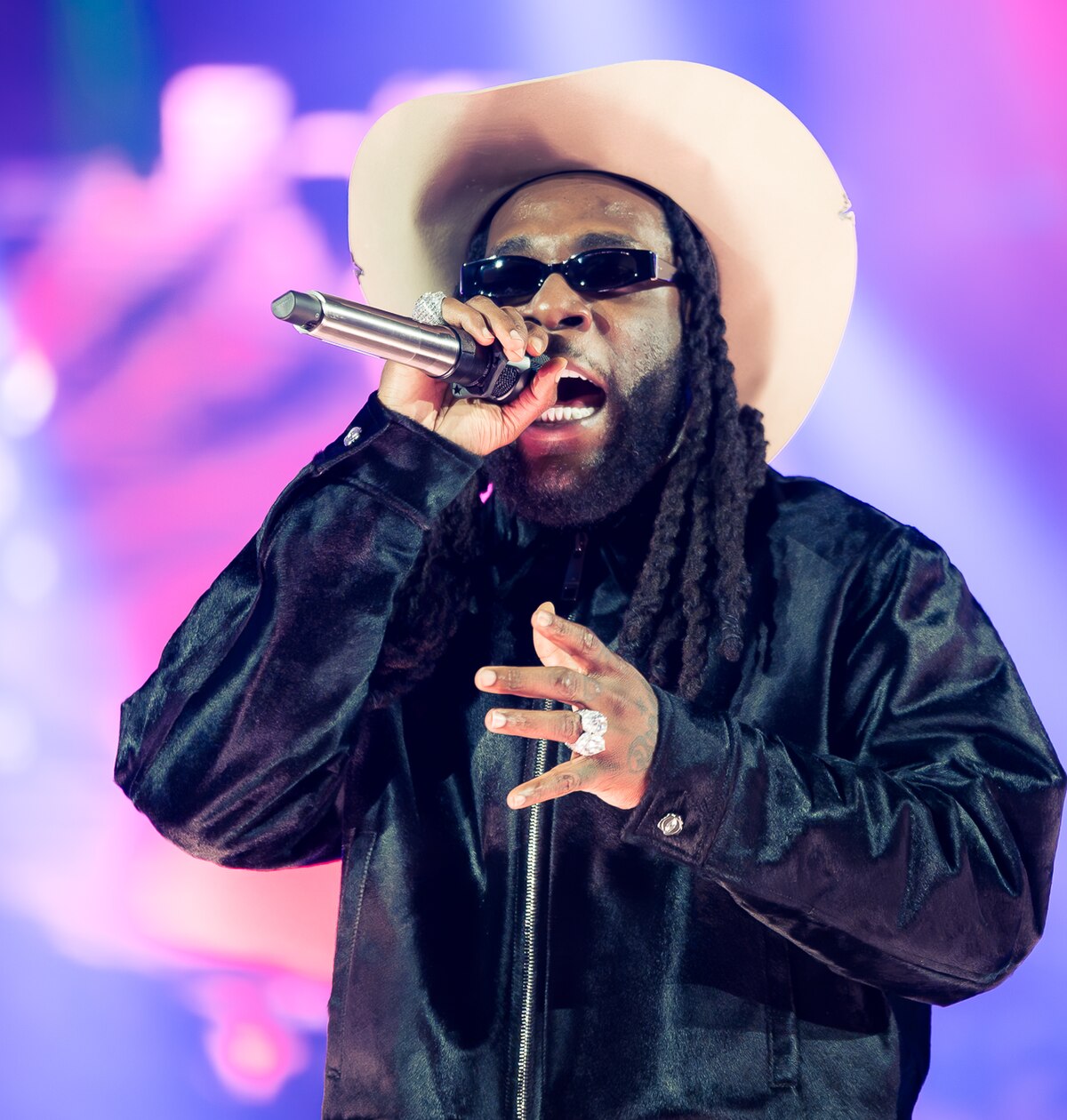 Untold_2024_-Burna_Boy_(53927293629)_(cropped)